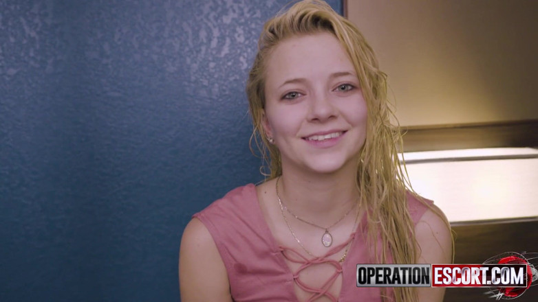 Operation Escort: Riley Star är knappast fazed när hon är påkommen med att värva...