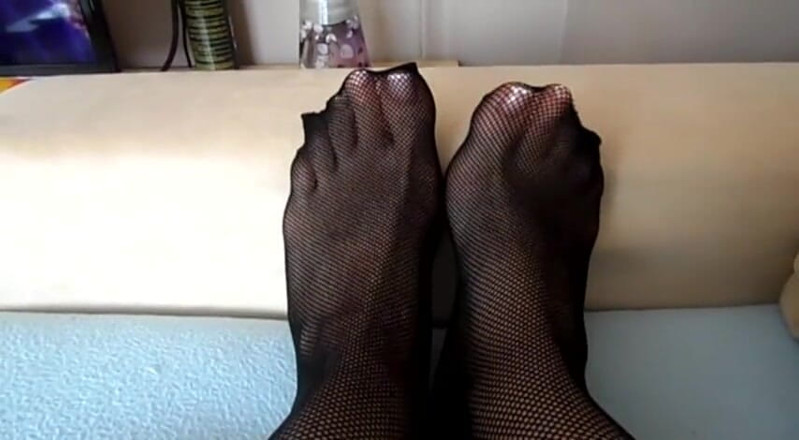 Foot Girls: ¡Lame mis pies en medias de rejilla negras!