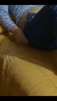 Excitée commence à se déshabiller pour se masturber devant moi - Ardientes69