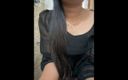 Indian Tubes: Namorada abre os peitos na frente do namorado
