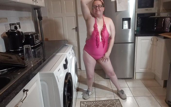 Horny vixen: Soție cu țâțe mari dansând în costum de baie