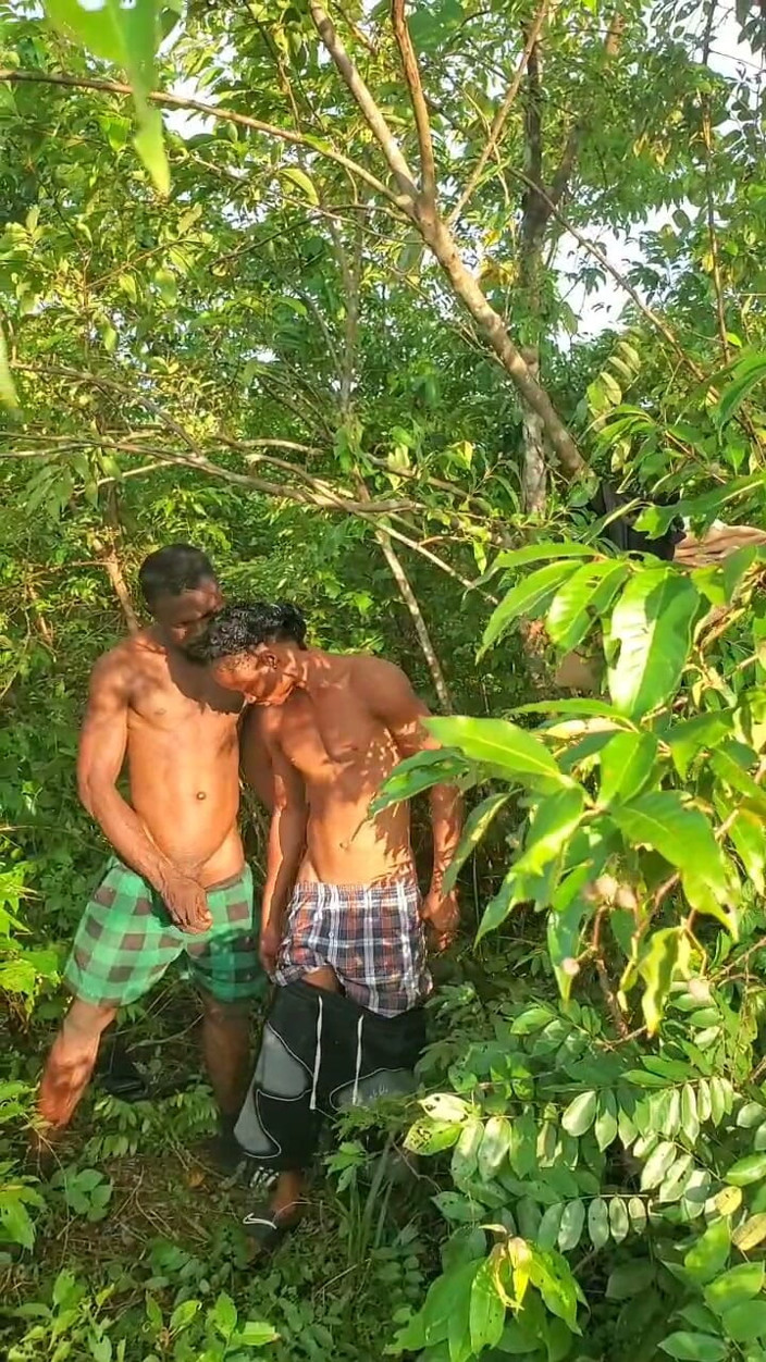 Masknaija: Dos hombres follando dentro del arbusto