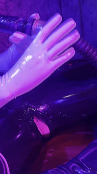 Rubber geneukt door Ava Fetishart terwijl ze perv neukt en pijpt