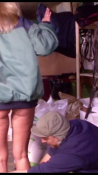 Blond MILF försöker knulla sina stallkostnader och rancher blir involverad