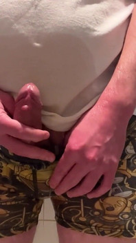 Un garçon mince à gros nichons pisse et se branle jusqu’à ce qu’il jouisse