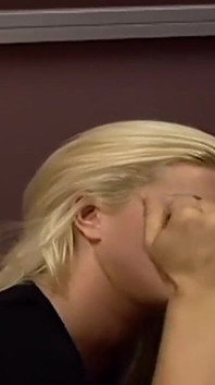 Blonďatá MILFka uvízlá ve výtahu je nadržená a tvrdě šuká svého průvodce