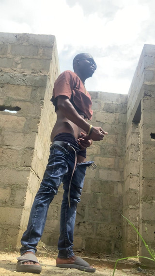 Dickass3x: Uno veloce in un edificio incompletabile sotto il sole