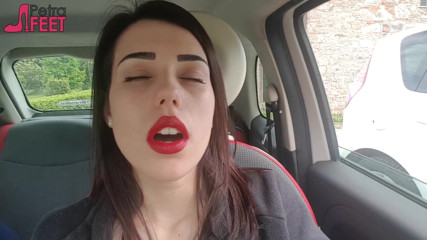 Smokin Fetish: La bella petra fuma nella sua macchina