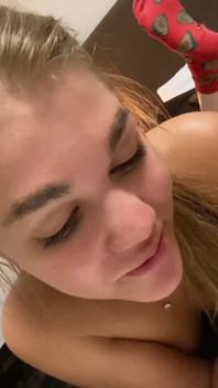Le lesbiche hanno trovato il loro porno su Internet e hanno deciso di ripetere