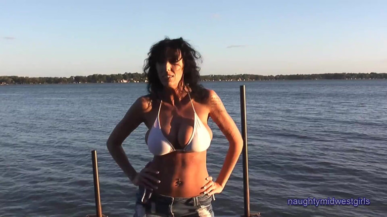 NaughtyMidwestGirls: Alia Janine - 回家打手枪