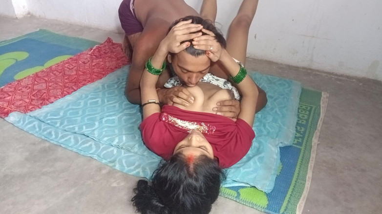 Rinki559: लाल शॉर्ट्स और सफेद पैंट में भारतीय भाभी की चुदाई