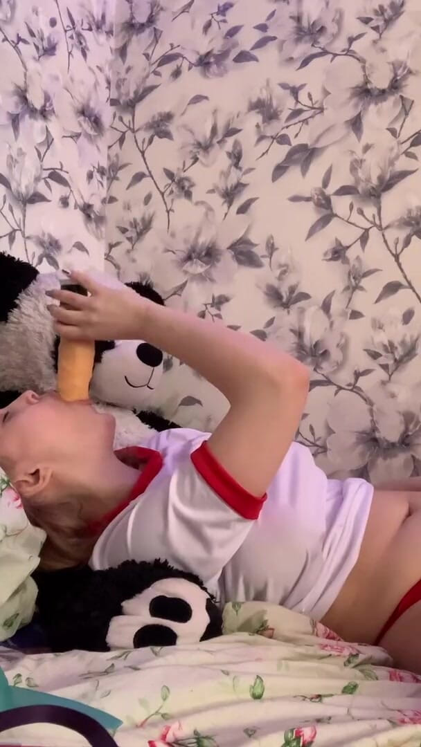 SashaSweet69: Минет на дилдо и трах сисек