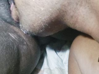 Realmallucouplevlog: 私の小さなマンコの濡れた膣を吸うオーガズム