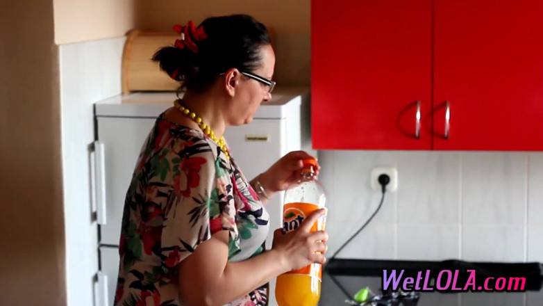 Wet Lola: สาวใหญ่ดื่มน้ำผลไม้และปัสสาวะกระจายเต็มพื้นห้องครัว ขณะที่เล่นหีตัวเอง