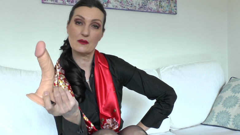 Lady Victoria Valente: Cetim vermelho e pênis excitado chupando e tecido se masturbando...
