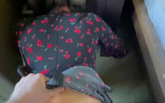 Sweet Buttocks: 女仆被困在衣柜里，被酒店客人性交