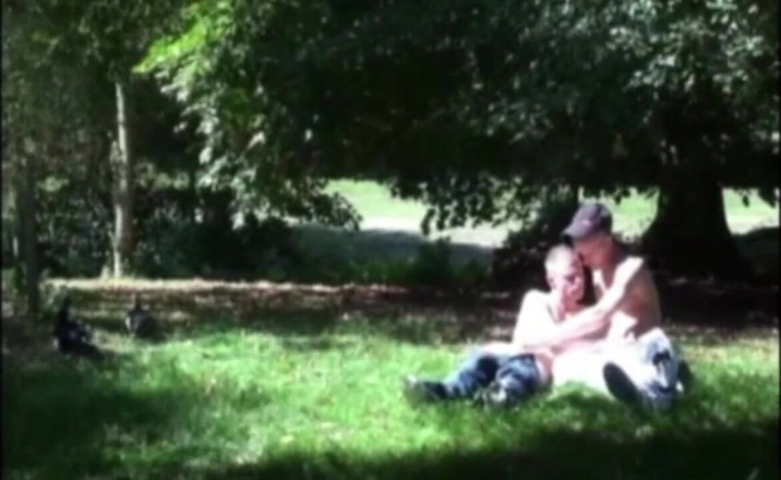 Crunch Boy: Un garçon suce 2 bites de français scintille dans un parc
