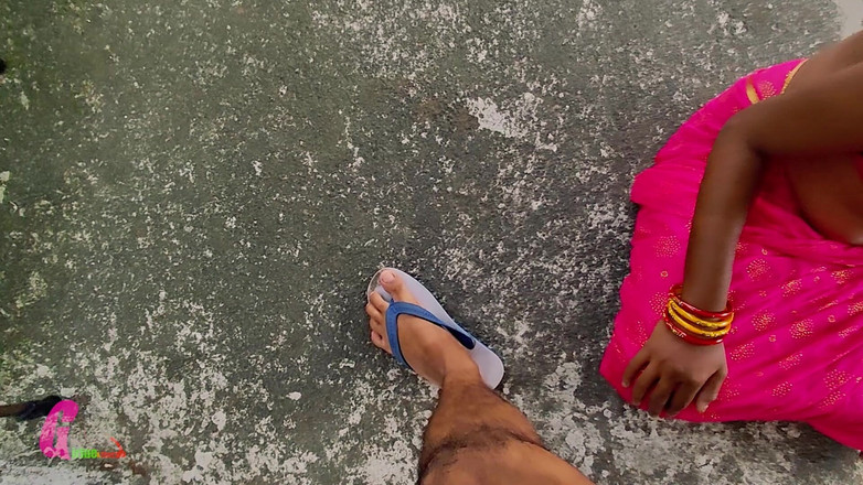 Horny_Bong: インドのバビは彼女の顔にクリームを塗る