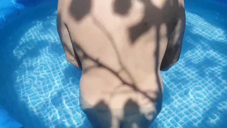 Kitty_Cross: चंचल महिला छोटे डेनिम स्कर्ट में आगे झुक रही है