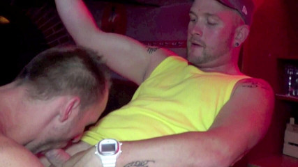 BAD BOYS FUCKERS FROM FRANCE: Tátovi badboys tvrdě šukají v ohanbickém baru