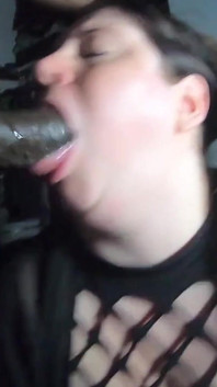 Schlampiger kopf von sexy amazone mit schwanz lutschende lippen
