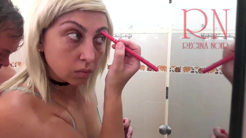 Regina Noir: Gospodina se machiază în baie. Bărbatul o fute pe doamnă. Videoclip...