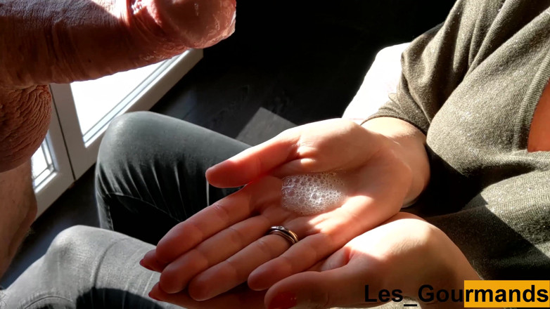 Les Gourmands: Máy bay bà già bú cu to cận cảnh và...