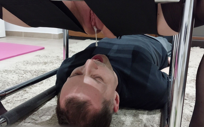 RalphXXXpl: Otrogen fru pratar med sin fästman i telefon medan hon...