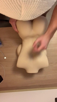 studente distrugge la sua bambola da scopare con il suo grosso cazzo. Chiacchiere porche.