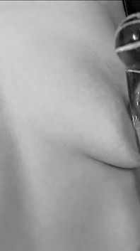 Klasická roztomilá teenagerka Yulia Black prstění spodního prádla a dildo masturbace