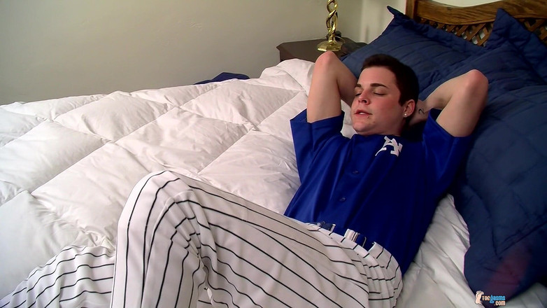 Toegasms: Sportovní chlapec Dustin hraje