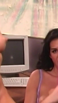 Gagică blondă face sex oral adânc în gât în timp ce vibratorul întinde pizda Wide