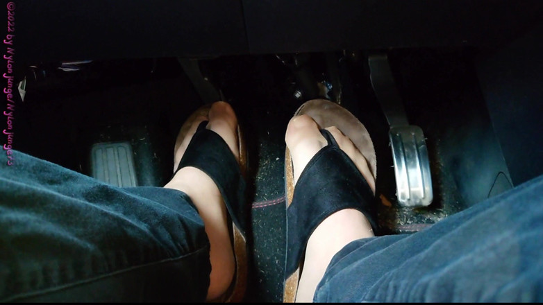 Carmen_Nylonjunge: Pedał pompowania w kapciach ** Nylonfeet **
