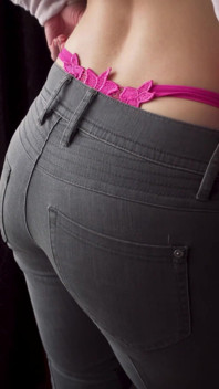 タイトジーンズのPAWGからかいピンクの皮ひもクジラの尾