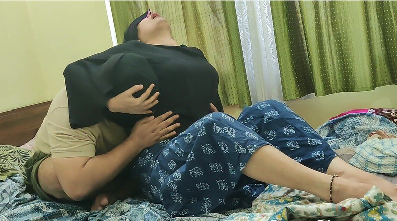 SanaThomas: Горячая индийская девушка дези Mallu посещает дом своего друга для изучения комбината, трахается с ним - грязный разговор