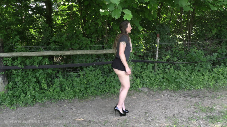 PeeFetish: Verzweifelte frau muss pinkeln!