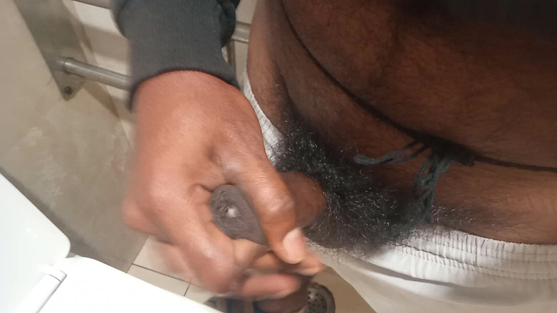 KUMBHA MANOJ KUMAR: Masturbatie in toilet