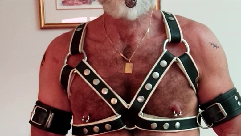 MusclesCigarsFFPig: Pumping and Cigar Session
