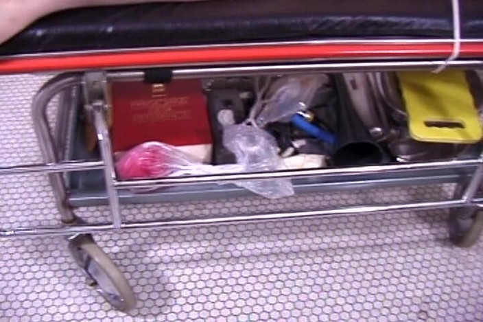 NM fetish femdom videos by Princess Nikki Cruel: Prsatá děvka dostane kontrolu od svého lékaře