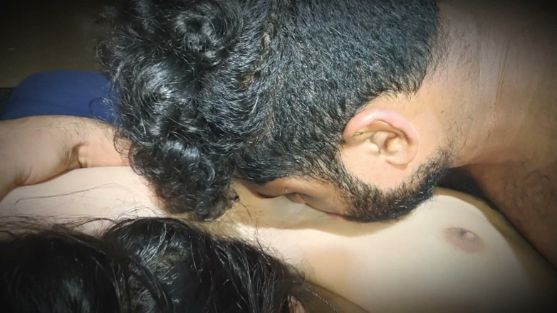 Kamasutra216789: Ngejilat permainan seksual jackson dengan sirup cokelat di atas payudara