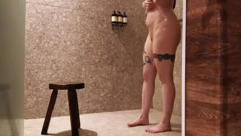 Candy Camille: Minha buceta apertada estava bem raspada e satisfeita