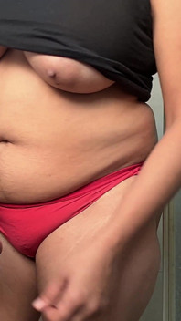 La figliastra indiana si gode il bagno sesso XXX con il patrigno sotto la doccia