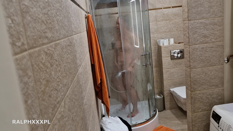 RalphXXXpl: Îmi urmăresc mama vitregă masturbându-se în timp ce face un duș