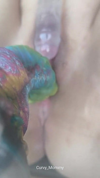 Großer farbenfroher verrückter dildo und ein kleiner transparenter dildo