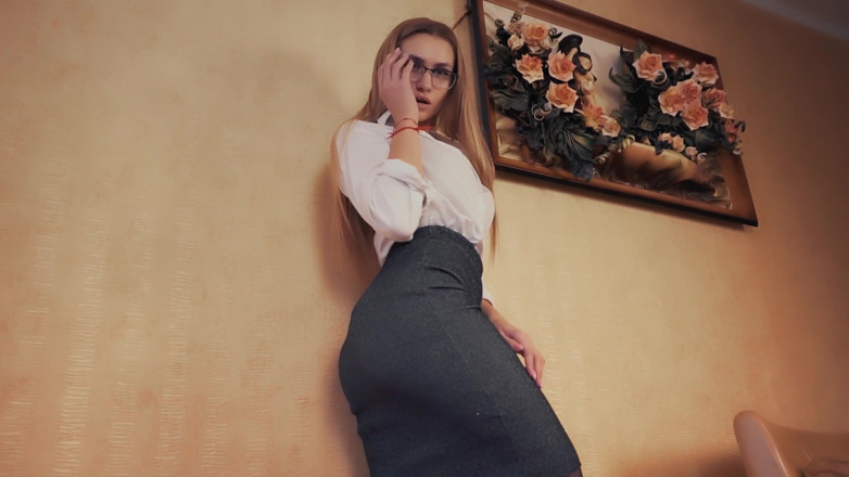LuxuryMur: O blondă sexy în ciorapi vrea o pulă în loc de micul...