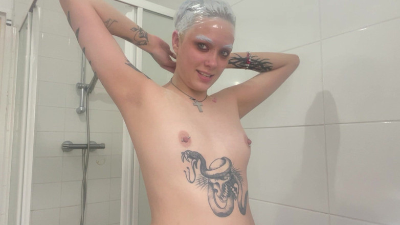 Glitterqueen1999: Saçımı ve kaşlarımı ağlatıyor