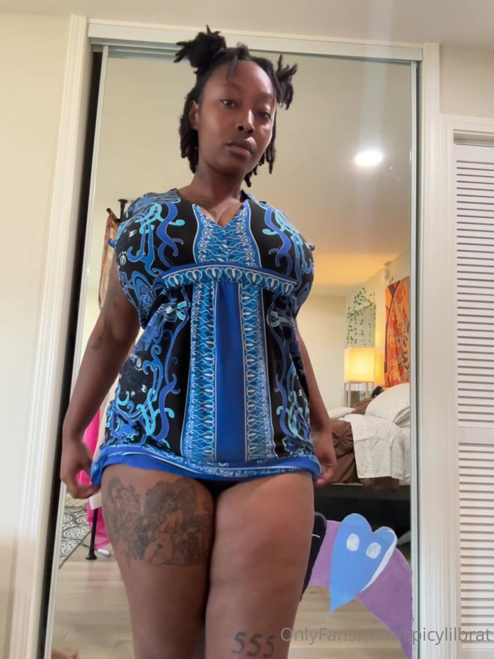 DMXTH: Pulchny murzynka w sukience pokazując jej duże cycki i tyłek