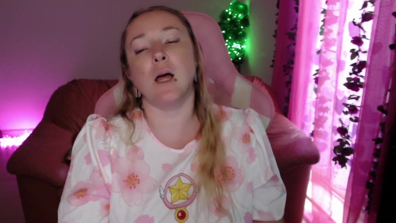 Kisicaxx: 음란한 말을 숭배하는 거유 흑인 자지