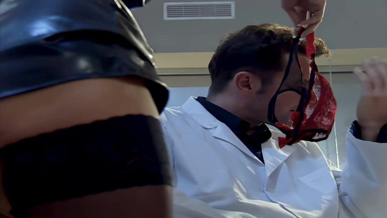 Antonio Adamo Film: Brunetka MILF duże cycki głęboki anal w laboratorium - fucked ciężko...