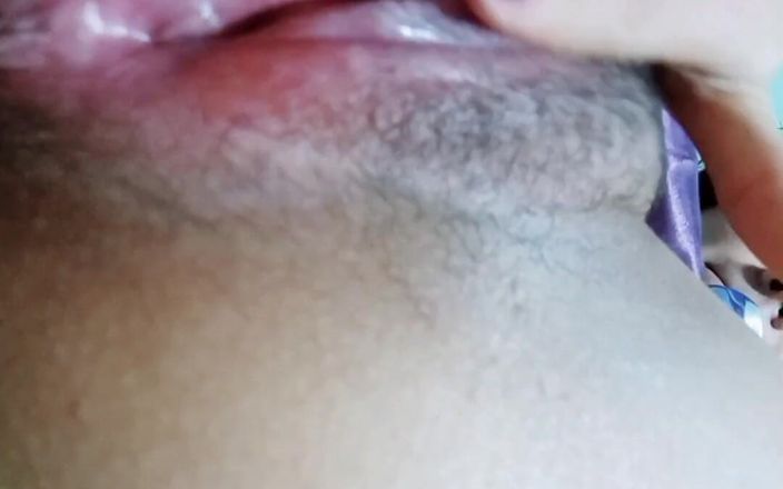 KittyGold: Antes de salir, quiere mojar su coño un poco pensando...
